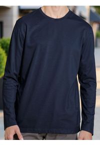 Sinsay - Bawełniana koszulka z długimi rękawami - granatowy. Kolor: niebieski. Materiał: bawełna. Długość rękawa: długi rękaw. Długość: długie