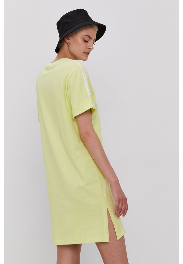 adidas Originals - Sukienka. Kolor: żółty. Materiał: dzianina. Długość rękawa: krótki rękaw. Wzór: gładki