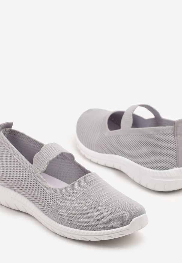 Born2be - Szare Wsuwane Tenisówki z Ozdobnym Paskiem i Perforacją Zelsedi. Okazja: na co dzień. Zapięcie: bez zapięcia. Kolor: szary. Materiał: jeans. Sezon: lato. Styl: klasyczny, casual, elegancki
