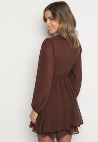 Born2be - Brązowa Rozkloszowana Sukienka z Siateczki z Kopertowym Dekoltem Zenessa. Typ kołnierza: dekolt kopertowy. Kolor: brązowy. Materiał: poliester, materiał. Typ sukienki: kopertowe #2