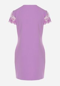 Born2be - Fioletowa Dopasowana Sukienka z Koronkowym Rękawkiem Cidariana. Okazja: na imprezę. Kolor: fioletowy. Materiał: koronka. Długość rękawa: krótki rękaw. Styl: klasyczny, elegancki #4