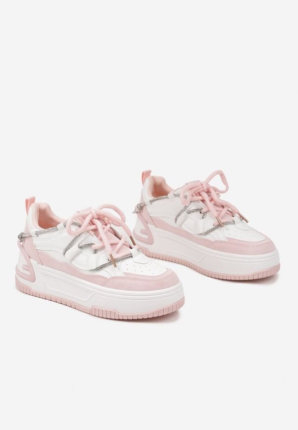 Born2be - Biało-Różowe Sneakersy na Grubej Podeszwie Zdobione Cyrkoniami Neothra. Okazja: na co dzień, na spacer. Kolor: biały. Materiał: dzianina, jeans. Wzór: aplikacja. Sport: turystyka piesza