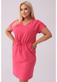 Moda Size Plus Iwanek - Koralowa dresowa sukienka Bianca PLUS SIZE XXL WIOSNA. Typ kołnierza: dekolt w kształcie V. Kolekcja: plus size. Kolor: pomarańczowy. Typ sukienki: dla puszystych. Materiał: dresówka. Długość rękawa: krótki rękaw. Sezon: wiosna. Styl: klasyczny, elegancki. Długość: midi