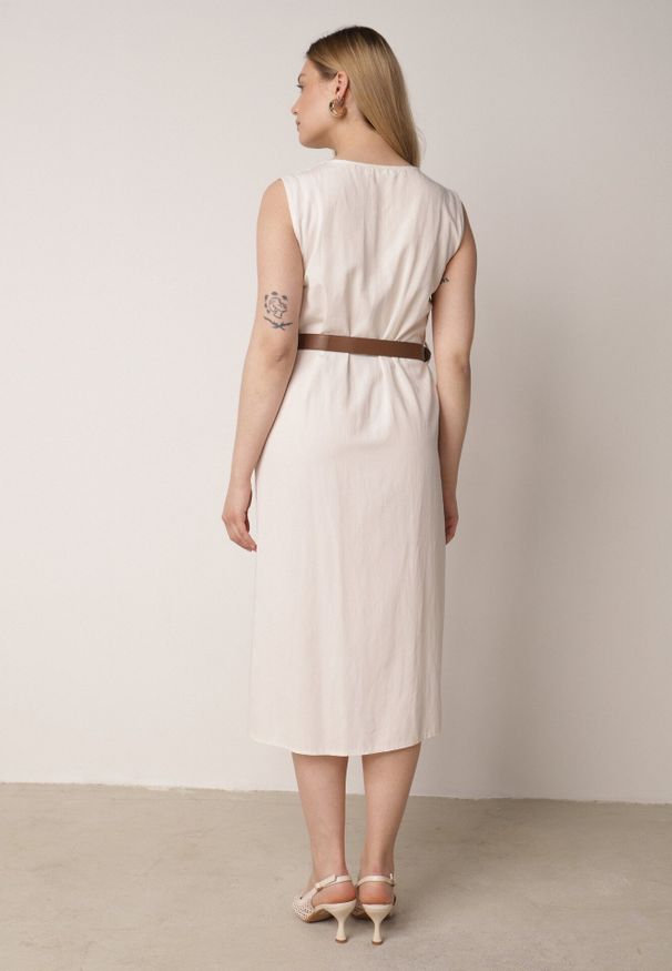 Born2be - Beżowa Sukienka z Bawełną i Wiskozą Ozdobiona Paskiem Luven. Okazja: na co dzień. Kolor: beżowy. Materiał: wiskoza, bawełna. Wzór: aplikacja. Typ sukienki: proste. Styl: elegancki, casual