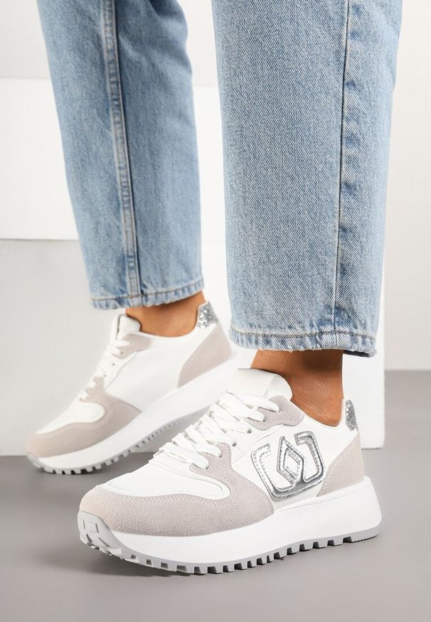 Born2be - Białe Sneakersy na Grubej Podeszwie z Ozdobną Aplikacją Alivrella. Okazja: na co dzień. Nosek buta: okrągły. Kolor: biały. Materiał: jeans. Wzór: aplikacja