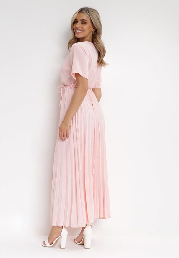 Born2be - Różowa Sukienka Plisowana Maxi z Wiązanym Paskiem Dianiza. Kolor: różowy. Materiał: materiał. Długość: maxi
