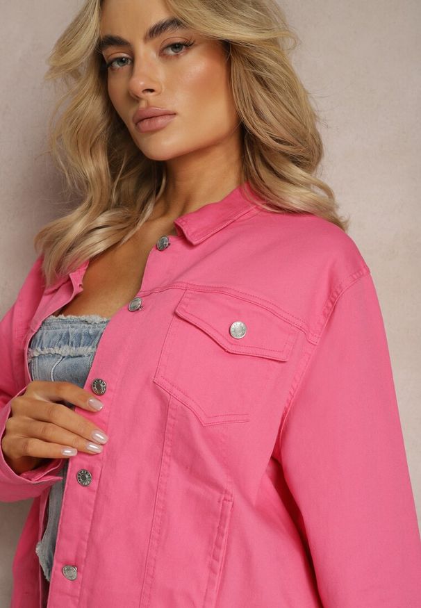 Renee - Fuksjowa Jeansowa Kurtka z Bawełny z Metalicznym Guzikami Urielati. Kolor: różowy. Materiał: bawełna, jeans. Wzór: aplikacja. Styl: rockowy