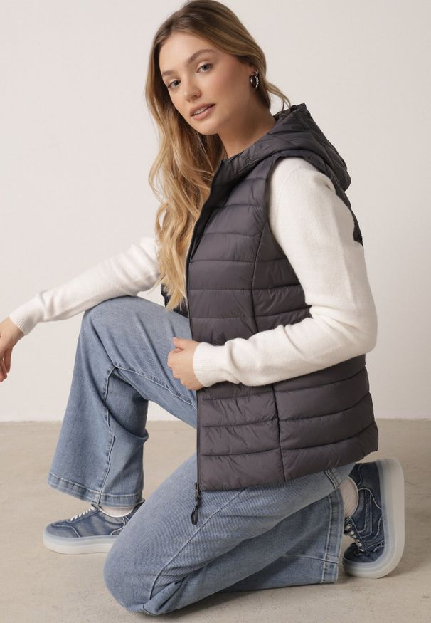 Born2be - Szara Pikowana Kamizelka Przejściowa z Kapturem Neanissa. Okazja: na co dzień. Typ kołnierza: kaptur. Kolor: szary. Materiał: jeans. Styl: casual