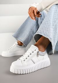 Renee - Białe Sneakersy na Platformie z Ozdobnym Suwakiem Eleadra. Okazja: na co dzień. Kolor: biały. Materiał: jeans. Wzór: aplikacja. Obcas: na platformie #4