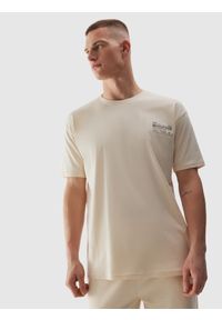 4f - T-shirt oversize z bawełny organicznej męski - beżowy. Okazja: na co dzień. Kolor: beżowy. Materiał: bawełna. Długość rękawa: krótki rękaw. Długość: krótkie. Wzór: gładki, nadruk, ze splotem. Styl: casual, sportowy