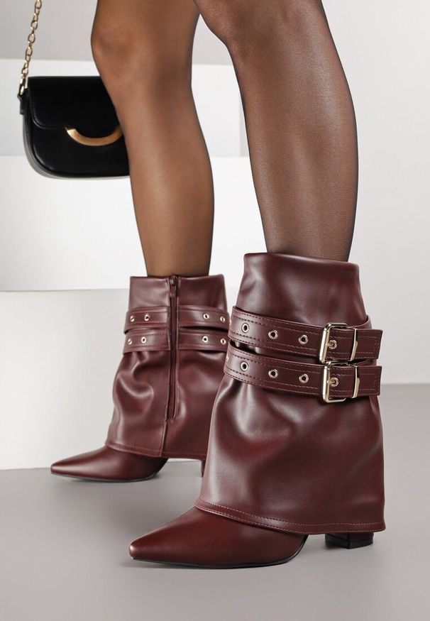 Renee - Bordowe Botki Kowbojki na Słupku Ozdobione Klamrami i Wywiniętą Cholewką Codvire. Okazja: na co dzień. Zapięcie: klamry. Kolor: czerwony. Materiał: jeans. Szerokość cholewki: normalna. Wzór: aplikacja. Obcas: na słupku. Styl: casual