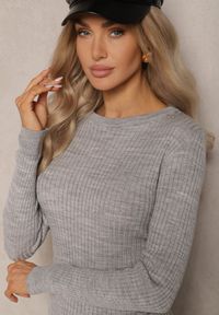 Renee - Szary Casualowy Sweter z Prążkowanego Materiału Zintra. Okazja: na co dzień. Kolor: szary. Materiał: materiał, prążkowany. Długość rękawa: długi rękaw. Długość: długie. Styl: casual