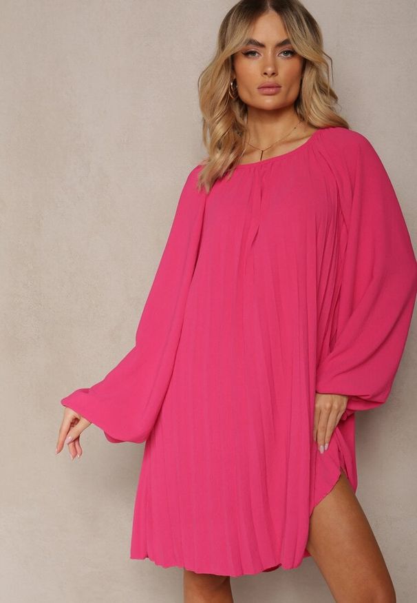 Renee - Fuksjowa Rozkloszowana Sukienka Ozdobiona Plisowaniem i Bufiastymi Rękawami Ksarina. Kolor: różowy. Wzór: aplikacja. Typ sukienki: rozkloszowane. Styl: elegancki