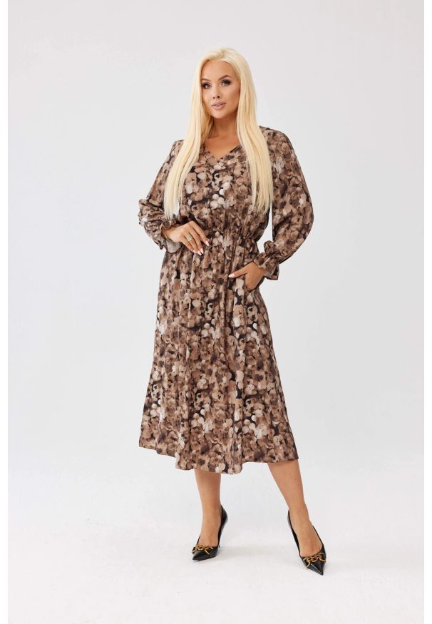 Moda Size Plus Iwanek - Wiskozowa sukienka Marlen MIDI w abstrakcyjny wzór - z gumką w pasie i kieszeniami PLUS SIZE XXL OVERSIZE JESIEŃ. Okazja: na co dzień. Kolekcja: plus size. Wzór: nadruk. Typ sukienki: oversize, dla puszystych. Materiał: wiskoza. Długość rękawa: długi rękaw. Sezon: jesień. Styl: elegancki, casual, klasyczny. Długość: midi