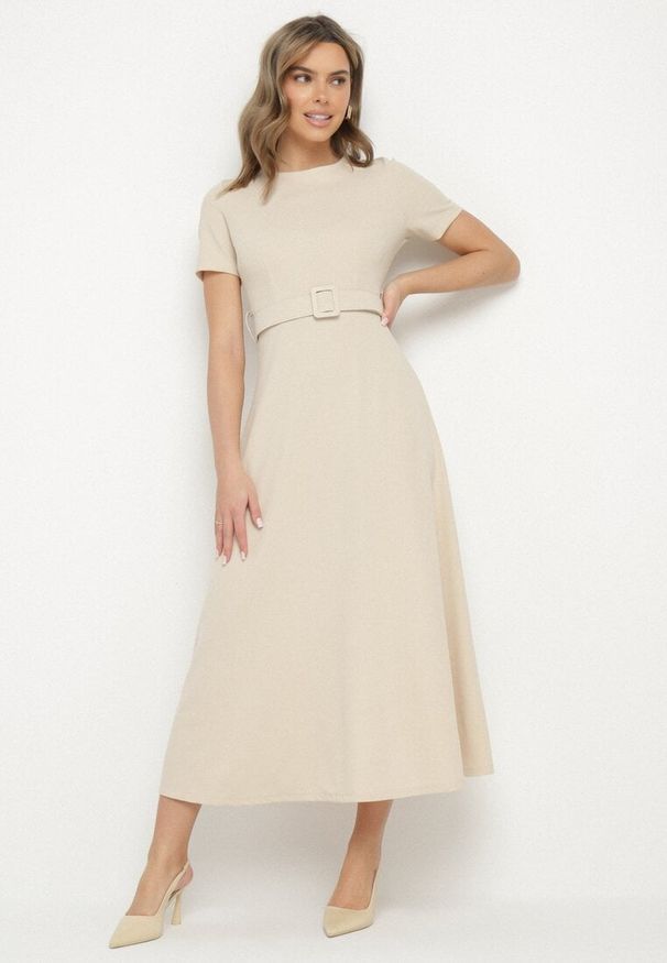 Born2be - Beżowa Rozkloszowana Sukienka Ozdobiona Paskiem Desianna. Okazja: na co dzień. Kolor: beżowy. Wzór: aplikacja. Styl: casual, klasyczny, elegancki