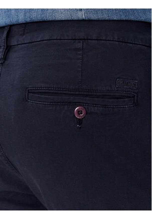 Guess Spodnie materiałowe M4RB29 WFYTA Granatowy Slim Fit. Kolor: niebieski. Materiał: bawełna