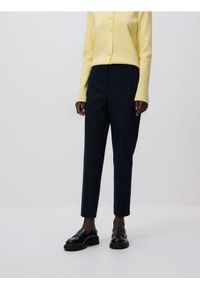 Reserved - Spodnie w kant z bawełną - granatowy. Kolor: niebieski. Materiał: bawełna #1