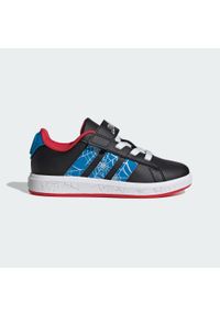 Adidas - Pantofelki dla dzieci adidas Marvel Spider-Man Grand. Zapięcie: pasek. Kolor: czerwony, niebieski, wielokolorowy, czarny. Wzór: motyw z bajki. Sport: turystyka piesza