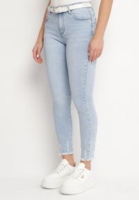 Born2be - Jasnoniebieskie Jeansy o Dopasowanym Kroju z Efektem Push Up i Przetarciami Talzeri. Okazja: na co dzień. Kolor: niebieski. Styl: casual, elegancki