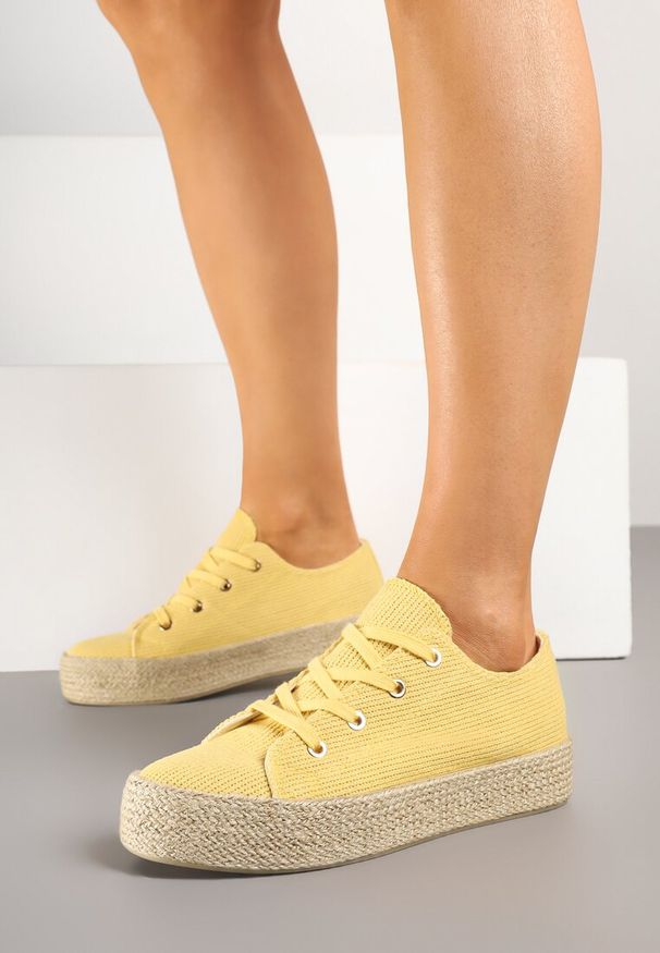 Renee - Żółte Trampki Ozdobione Plecionką Filatera. Okazja: na co dzień. Kolor: żółty. Materiał: jeans, materiał. Wzór: aplikacja. Obcas: na platformie. Styl: elegancki, casual
