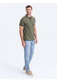 Ombre Clothing - Męska bawełniana koszulka polo z kontrastowymi wykończeniami – oliwkowa V6 - Rozmiar: XL. Typ kołnierza: polo. Kolor: oliwkowy. Materiał: bawełna. Wzór: haft #6