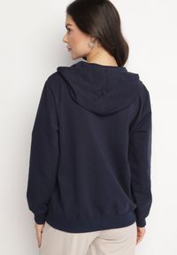 Born2be - Granatowa Bawełniana Bluza Rozpinana z Kapturem i Sznurkiem Teloriela. Okazja: na co dzień. Typ kołnierza: kaptur. Kolor: niebieski. Materiał: bawełna. Długość rękawa: długi rękaw. Długość: długie. Wzór: aplikacja. Styl: klasyczny, casual #7