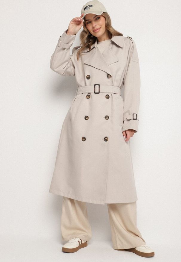 Born2be - Jasnobeżowy Dwurzędowy Płaszcz Trencz o Oversizowym Kroju z Paskiem Inathara. Okazja: na co dzień, do pracy, na spacer. Kolor: beżowy. Materiał: jeans. Wzór: aplikacja. Styl: casual, klasyczny