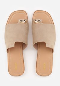 Renee - Ciemnobeżowe Płaskie Klapki VICES z Paskiem na Duży Palec i Metaliczną Ozdobą Nesassea. Okazja: na co dzień. Kolor: beżowy. Materiał: len, zamsz. Wzór: aplikacja. Sezon: lato. Styl: boho, elegancki, casual #7