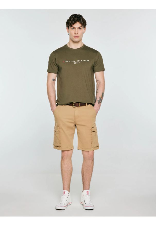 Big-Star - Koszulka męska z nadrukiem khaki Oliver 303. Okazja: na co dzień. Kolor: zielony. Materiał: dzianina. Wzór: nadruk. Styl: casual, klasyczny, sportowy, militarny