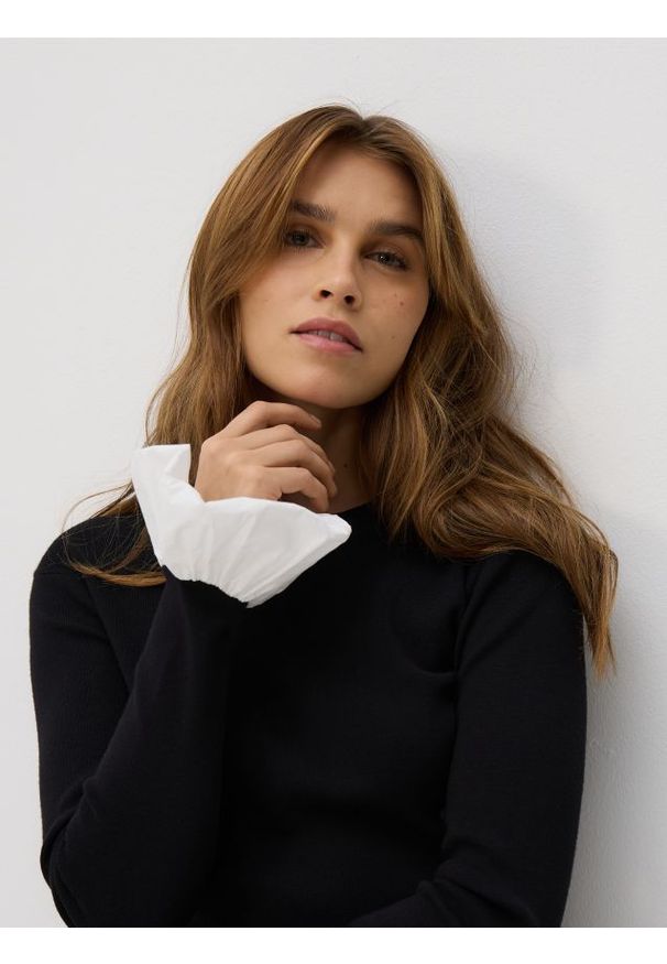 Reserved - Sweter z ozdobną wstawką - czarny. Kolor: czarny. Materiał: wiskoza, dzianina. Wzór: gładki
