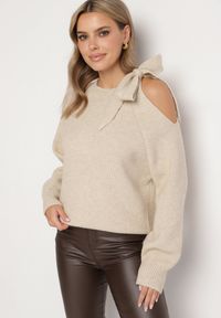 Born2be - Beżowy Sweter Ozdobiony Kokardą i Wycięciem Noredi. Okazja: na co dzień. Typ kołnierza: kokarda. Kolor: beżowy. Materiał: jeans. Długość: długie. Wzór: aplikacja. Sezon: zima, jesień. Styl: klasyczny, elegancki, casual #7
