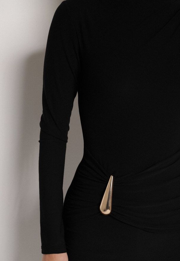 Born2be - Czarna Dopasowana Sukienka Ozdobiona Metalicznymi Aplikacjami Vetimala. Okazja: na imprezę. Kolor: czarny. Wzór: aplikacja