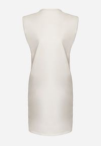 Born2be - Biała Sukienka Pudełkowa z Podkreślonymi Ramionami Mimossa. Kolor: biały. Długość rękawa: bez rękawów. Styl: wakacyjny #6