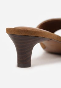 Renee - Ciemnobeżowe Klapki VICES na Obcasie Typu Kaczuszka z Imitacji Drewna Sacredgem. Okazja: do pracy. Kolor: beżowy. Materiał: jeans. Obcas: na obcasie. Wysokość obcasa: średni #7
