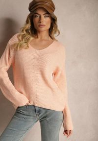 Renee - Jasnoróżowy Sweter w Klasycznym Stylu z Trójkątnym Dekoltem Omelisa. Okazja: do pracy, na co dzień. Kolor: różowy. Materiał: jeans. Styl: klasyczny