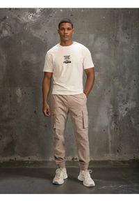 Sinsay - Spodnie cargo jogger - beżowy. Kolor: beżowy