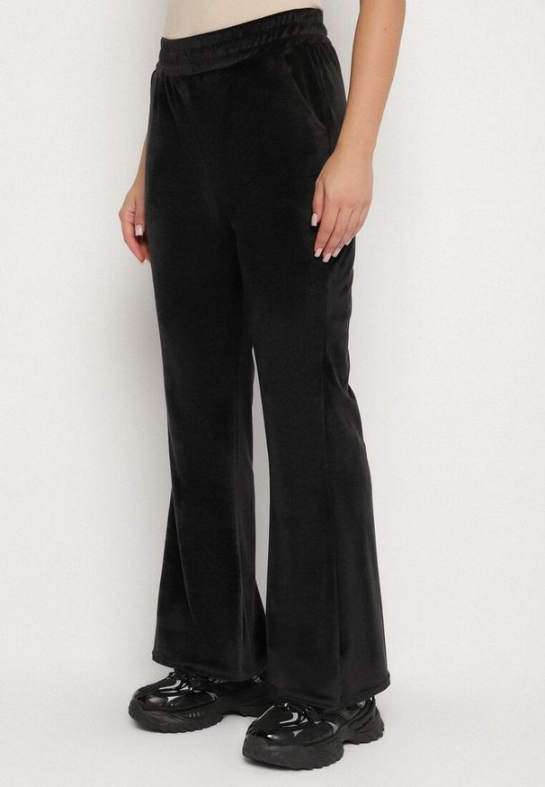 Born2be - Czarny Welurowy Komplet Dresowy z Cyrkoniową Aplikacją Bluza i Spodnie Mitene. Kolor: czarny. Materiał: welur, dresówka. Wzór: aplikacja. Sport: turystyka piesza