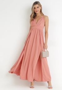 Born2be - Różowa Maxi Sukienka na Ramiączkach o Rozkloszowanym Fasonie z Trójkątnym Dekoltem Juliane. Kolor: różowy. Długość rękawa: na ramiączkach. Typ sukienki: rozkloszowane. Długość: maxi #1