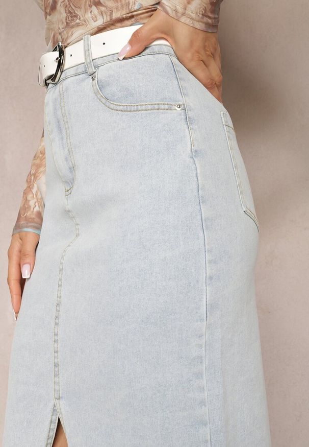 Renee - Jasnoniebieska Jeansowa Spódnica Bawełniana Midi z Rozcięciem Urbiana. Stan: podwyższony. Kolor: niebieski. Materiał: bawełna, jeans. Styl: elegancki
