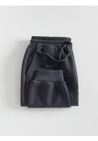 Reserved - Joggery z modalem - ciemnoszary. Kolor: szary. Materiał: dzianina