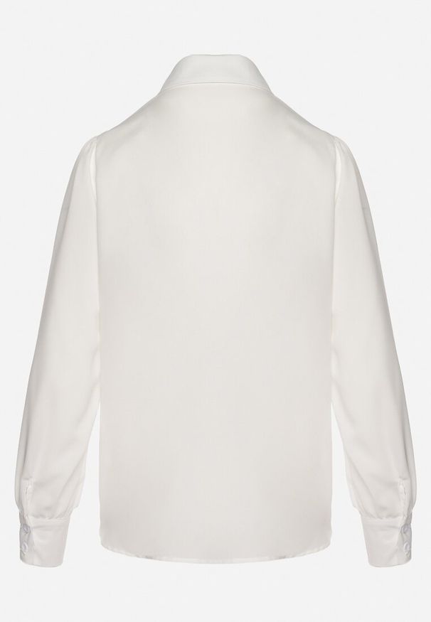 Born2be - Biała Koszula z Falbanką i Ozdobnymi Broszkami z Cyrkoniami Ophiriel. Okazja: na co dzień. Typ kołnierza: kołnierzyk klasyczny. Kolor: biały. Materiał: materiał, tkanina. Długość: długie. Wzór: aplikacja, gładki. Styl: klasyczny, casual