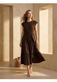 Sinsay - Bawełniana sukienka midi z materiałowym paskiem - brązowy. Kolor: brązowy. Materiał: materiał, bawełna. Długość: midi #1