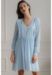 Lenitif - Swobodna szyfonowa sukienka z pionowymi falbanami niebieska. Typ kołnierza: dekolt w serek. Kolor: niebieski. Materiał: szyfon. Długość: midi #1