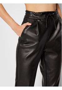 Vero Moda Spodnie z imitacji skóry Eva 10205737 Czarny Relaxed Fit. Kolor: czarny. Materiał: syntetyk