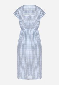 Born2be - Niebieska Ażurowa Sukienka z Wiskozą Ozdobiona Marszczeniem Nelsedi. Okazja: na co dzień. Typ kołnierza: dekolt w kształcie V. Kolor: niebieski. Materiał: wiskoza. Wzór: ażurowy, aplikacja. Sezon: lato. Typ sukienki: proste. Styl: casual, elegancki #5