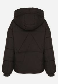 Born2be - Czarna Pikowana Kurtka Puffer z Kapturem i Kieszonką przy Rękawie Galieana. Okazja: na spacer. Typ kołnierza: kaptur. Kolor: czarny. Materiał: dzianina, jeans. Styl: elegancki, sportowy