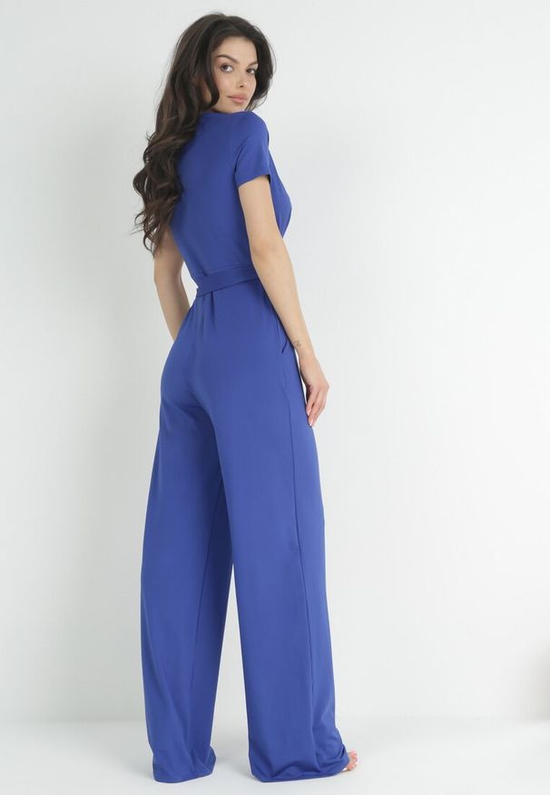 Born2be - Granatowy Długi Kombinezon z Wiązaniem i Kopertowym Dekoltem Novaya. Kolor: niebieski. Materiał: materiał. Długość: długie