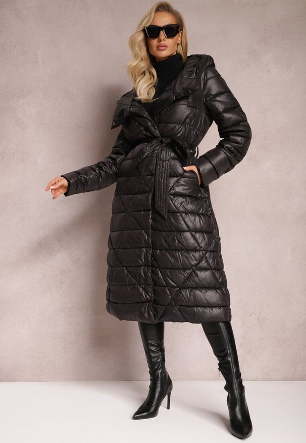 Renee - Czarna Kurtka Pikowana z Wiązanym Paskiem Phaza. Kolekcja: plus size. Kolor: czarny