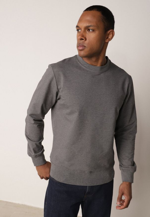 Born2be - Ciemnoszara Bluza o Klasycznym Kroju z Bawełną Merinne. Okazja: na co dzień. Kolor: szary. Materiał: bawełna. Styl: klasyczny