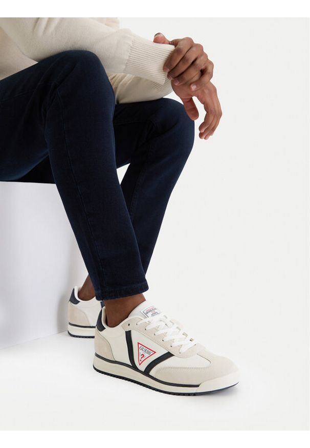 Guess Jeans Sneakersy CWBEO-DELAND-02 WE Écru. Kolor: kremowy. Materiał: materiał